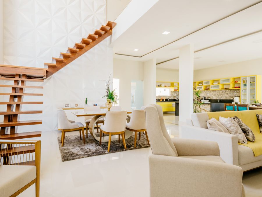 Salón con la cocina abierta tras una reforma integral de vivienda